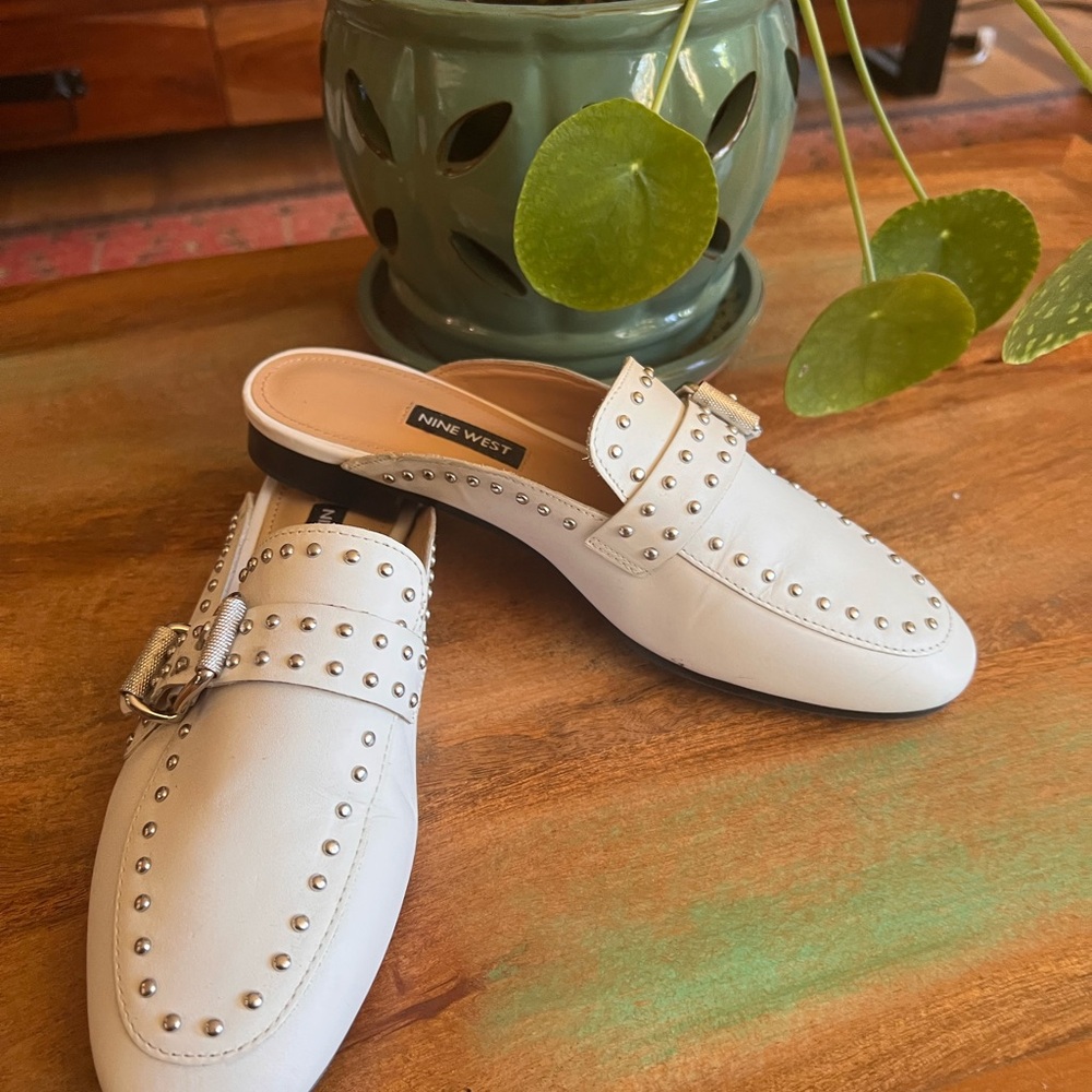 👠 Nine West White Studded Buckle Mules Y2K — White — Size 6.5 🚨